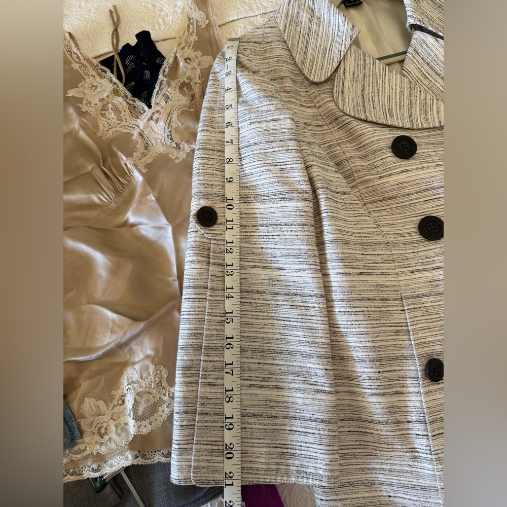 Ellen Tracy Cream Cotton Jacket, Notched Lapel, 3/4 Qtr Length Bell sleeves - Picture 9 of 11